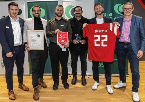 Türkspor Rosenheim erhält den Zukunftspreis des Stiftungsbündnisses „Fußball stiftet Zukunft“.Foto BFV