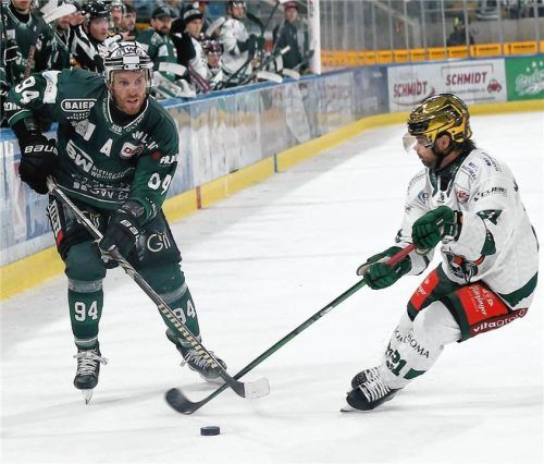 Tyler McNeely (links) gibt seit seinem Abgang nach Bietigheim wieder das erste Pflichtspiel an der Mangfall.Foto Imago/Avanti