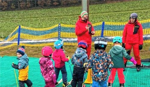 Unter Anleitung von erfahrenen Skilehrern konnten Kinder auf der Matte erste Erfahrungen auf den Skiern sammeln.Foto skiclub