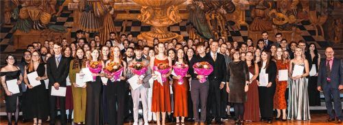 Unter den Augen einer Vielzahl an hochrangigen Behördenvertretern wurde 98 Studierenden die Diplomurkunde überreicht. Foto hochschule