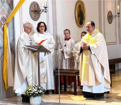 Unter den Augen von Pastoralreferentin Maria Leutgeb befragte Stadtpfarrer Thomas Schlichting (links) den neuen Pfarrvikar Pater Ciprian Ban nach seiner Bereitschaft zur pastoralen Mitwirkung im Bereich der Stadtkirche Rosenheim.Foto Knarr
