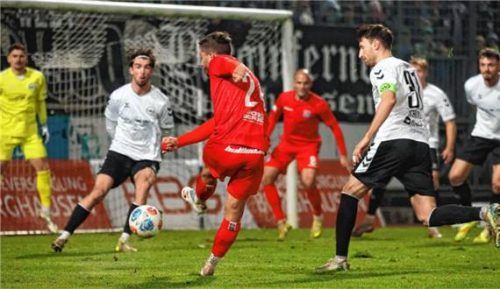 Unterhachings Manuel Stiefler (hinten) netzt nach dieser Hereingabe zur Gästeführung ein.Foto mb.presse – Butzhammer