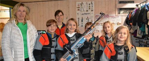 Unterstützung für die Kinder: Karin Jany (links) überreichte hier der Schützengesellschaft Mietenkam 250 Euro für die Jugendarbeit. Sie werden das Geld in ein weiteres Lichtgewehr investieren. Foto eder