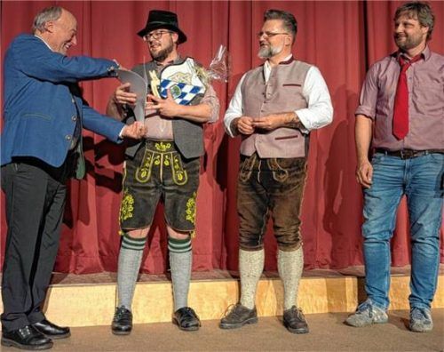 Verbandspräsident Sepp Käser (von links) ehrte Maxi Schrott für 25 Jahre Engagement bei der Heimatbühne. Auch Vorsitzender Florian Kerschbaumer und Stellvertreter Steffen Rosenlehner gratulierten. Foto hoffmann