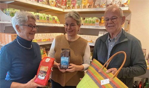Vereinsvorsitzende Andrea Höbel (Mitte) und die Helfer Anita Budde und Günther Hösch aus dem Team der Ehrenamtlichen können den Kunden des Weltladens ein breit gefächertes Warensortiment anbieten. Foto kotter