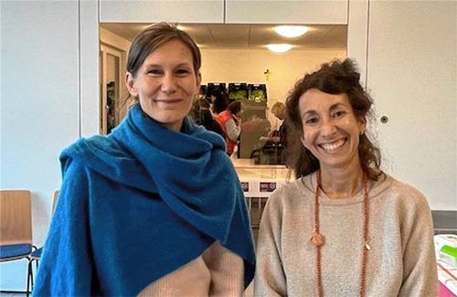 Verena Hinze, Gemeindecaritas Prien und Co-Fachdienstleistung Soziale Dienste Prien, und Elke Haas, Beraterin Soziale Beratung und Leiterin der Tafel in den Räumlichkeiten der Caritas in der Beilhackstraße. Foto kirchner