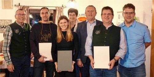 Verleihung der Verdienstnadel: (von links) TSV-Vorsitzender Franz Brecht, Markus German, Elena Mayer, Christina Lang, BLSV-Bezirksvorsitzender Franz Parzinger, Christian Bösl und Zweiter TSV-Vorsitzender Andreas Fernsebner.Foto Krammer