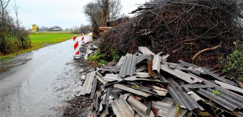 Versteckt vor und hinter einem Altholzhaufen wurden die Asbestmaterialien im Osten von Haag abgekippt. Foto Bauer