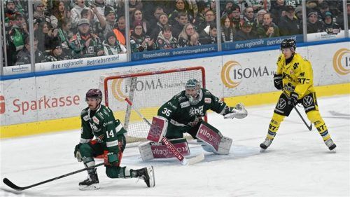 Verteidiger Dominik Tiffels stellt sich hier einem Krefelder Angriff entgegen. Foto Hans-Jürgen Ziegler