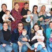 Bürgermeister begrüßt Babys