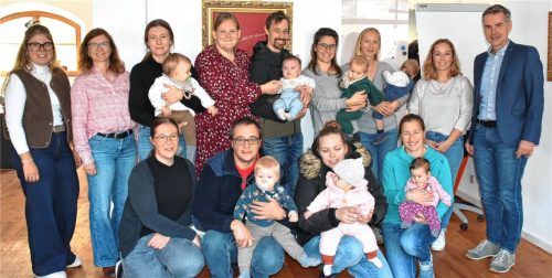 Viele junge Eltern kamen zum Neugeborenen-Empfang, um sich beispielsweise über die Kinderbetreuung zu informieren. Auch Bürgermeister Andreas Scheck (rechts) gab Antworten. Foto Wunderlich