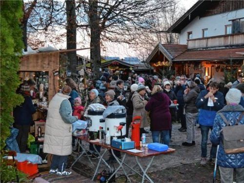 Viele Leute schauten im vergangenen Jahr beim Adventsmarkt vorbei. Foto Archiv Eder