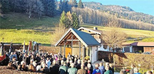 Viele Menschen kamen beim Gottesdienst zusammen, um Hans Pumpfer die letzte Ehre zu erweisen. Fotos Hötzelsperger