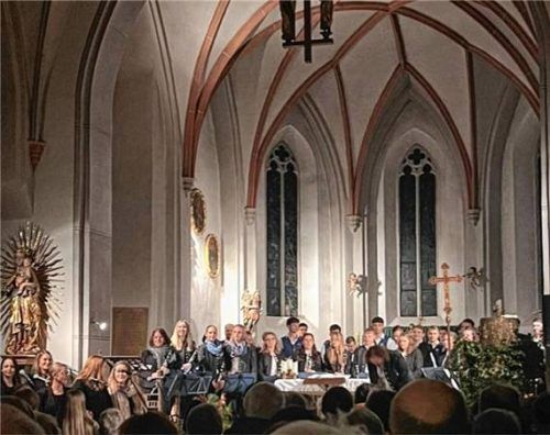 Voices of Joy und die Schonstetter Schlossmusik treten gemeinsam auf.Foto re