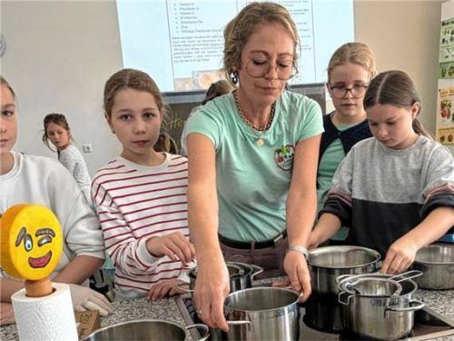 Voller Eifer waren die Kinder beim Vorbereiten des Weihnachtsmarktes dabei. Foto stettner