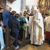 <p>Vor dem Auszug aus der Kirche segnete Kardinal Reinhard Marx einige Kinder.</p>