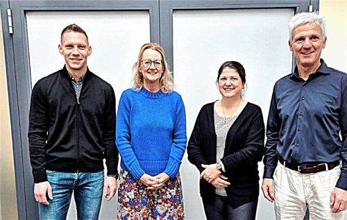 Vor dem Sitzungssaal im Schnaitseer Rathaus begrüßte Bürgermeister Thomas Schmidinger (von rechts) die neuen Mitarbeiter Doreen Matschulat, Nadja Zwingler und Andreas Reithmeier. Foto unterforsthuber