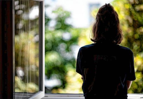 Vor zwei Jahren folgte eine Mutter mit ihren drei Kindern ihrem Mann nach Deutschland. Heute steht sie alleine da, muss mit den drei Kindern ihr Leben neu ordnen. (Symbolbild) Foto Fabian Sommer/dpa