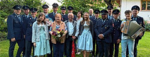 Vorbereitungen für das große Jubiläum im kommenden Jahr: der Festausschuss mit Festbraut Julia Thaller (links) und Patenbraut Leni Hargasser (rechts) beim Schirmherrenbitten mit Bürgermeister Michael Hausperger mit Gattin.