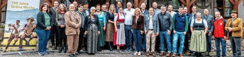 Vorfreude auf die 100. Ausgabe der Grünen Woche – die Beteiligten aus der Region vor dem Entenwirt in Törwang. Foto Nitzsche