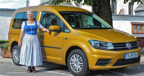 Vorsitzende Monika Biermaier präsentiert die „Goldmarie“. Mit diesem Fahrzeug werden jährlich von drei „Taxifahrern“ über 600 Fahrten zu Arztbesuchen, Einkäufen oder anderen notwendigen Erledigungen geleistet. Foto krammer