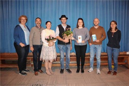 Vorsitzende Resi Gschwendtner, neue und geehrte Vereinsmitglieder, die Zweite Vorsitzende und Jugendbeauftragte Alexandra Larisch (von links). Foto re