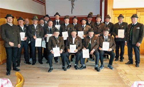 Vorsitzender Anton Millauer und sein Stellvertreter Franz Engelsberger (von rechts) ehrten 23 Böllerschützen, die seit 25 Jahren beim BSSB gemeldet sind und dem Krieger- und Veteranenverein Kematen-Dettendorf angehören. Foto Peter Strim