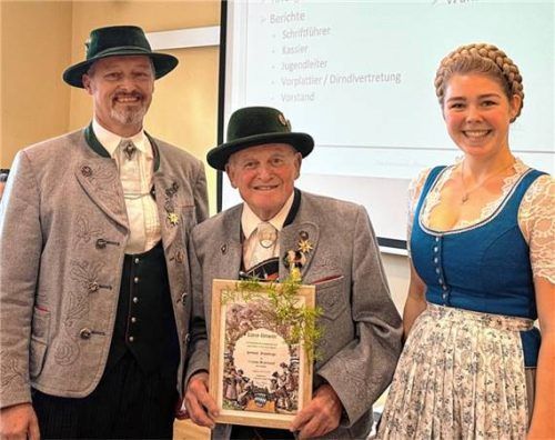 Vorsitzender Christian Berger, Hermann Rosenberger und Alina Ströbel (Dirndlvertreterin). Georg Berger war gesundheitlich verhindert. Foto GTEV Allmannsau-Lengmoos