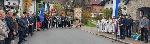 Vorsitzender Joachim Pfaller (Dritter von rechts) sprach bewegende Worte. Foto re