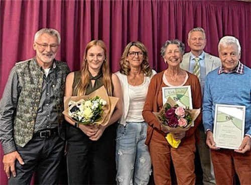 Vorsitzender und Bürgermeister mit den Geehrten: (von links) Vorsitzender Konrad Mack, Trainerin Hip-Hop Amelie Steiner, Iris Bichler, Tennis-Trainerin Barbara Deluse, Bürgermeister Richard Richter und Tennis-Spartenleiter Norbert Piprek. Foto Mack