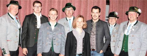 Vorstandschaft mit den Neugewählten: (von links) Kassier Andreas Leitner, Vinzenz Bichler (neu in der Schriftführung), der neue Zeugwart Johannes Hepfengraber, Vorsitzender Peter Bichler, die neue Frauenvertreterin Monika Hartmaier, Kilian Leitner (neu in der Fahnenabordnung), Schriftführer Gerhard Hefter und Vorstandstellvertreter Georg Gar junior. Foto Schwitteck