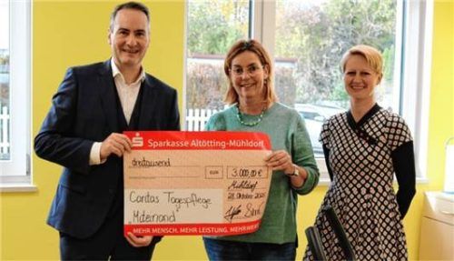Vorstandsvorsitzender Markus Putz, Pflegedienstleitung Helga Zimmermann, Kreisgeschäftsführung Patricia Sirl (von links). Foto sparkasse