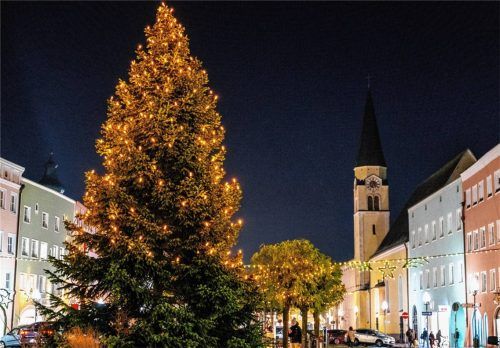 Vorweihnachtlich beleuchtet präsentiert sich seit Dienstagabend der Mühldorfer Stadtplatz. Da wurde zum ersten Mal die Weihnachtsbeleuchtung eingeschaltet. Foto Mayer