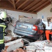 Durch Luft geschleudert und in Garage gelandet