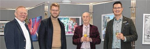 Waldkraiburgs Zweiter Bürgermeister Anton Kindermann, Mühldorfs Bürgermeister Michael Hetzl sowie Fotokünstler Hans-Jürgen Fess und Markus Decker, Hauptgeschäftsstellenleiter in Mühldorf bei meine Volksbank Raiffeisenbank. Foto huckemeyer