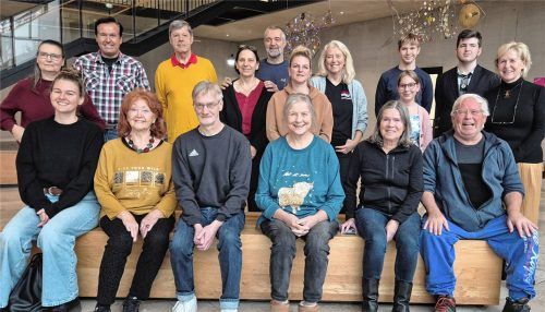 Waren begeistert mit von der Partie beim diesjährigen Vorlesetag an der Mittelschule Wasserburg: (vorne, von links) Autorin Paulina Muck, die „Rosenheimer Autoren“ Hildegard Weiß, Bernhard Kürzl, Kerstin Groeper (eine der Organisatorinnen der Buchmesse Rosenheim), Emma Marie Leue und Richard Helm (Rotter Krimis) sowie (hinten, von links) Hildegard Wimmer von der Buchhandlung Fabula, Konrektor Martin Stümpfl, Autor Hans Wildfeuer, Lehrerin und Vorlesetag-Organisatorin Regina Brandl, die Autoren Paul Brandl, Franziska Franke (Rotter Krimis) und Monika Nebl (Wasserburg-Krimis), die Schülersprecher Elmin Ahmetasevic, Marie Buchner und Michal Wojtelewicz sowie Rektorin Maria Albert.Foto rieger
