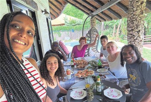 Warten auf Susy: Das Buch (l.) von Cristina Karrer ist kurzweilig und verblüffend ehrlich. Ein wunderbarer Blick einer Insiderin auf ein faszinierendes Land.