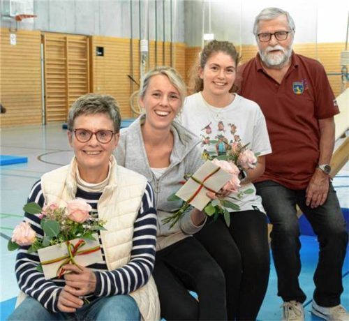 Wechsel bei den kleinen Turnern: (von links) Claudia Anner, Julia Anner, Ellen Amman und Fritz Seipel. Foto Berger