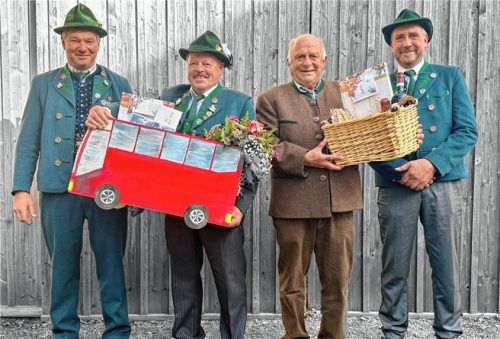 Wechsel im Vorstand: (von links) Herbert Straßer (neuer Vorsitzender), Franz Hilger (ehemaliger Vorsitzender), Hias Huber (ehemaliger Beisitzer) und Hans Hofmann junior (neuer Zweiter Vorsitzender). Foto Adersberger