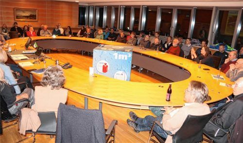 Wegen einer Panne mit der Bildtechnik wurde die Bürgerversammlung kurzerhand in das Sitzungszimmer des Rathauses verlegt. Foto Schwittek