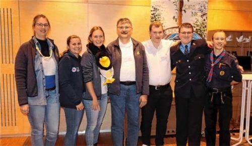 Weiter gut aufgestellt ist der Kreisjugendring Rosenheim mit (von links) Anke Wobser, Laura Beyer, Anne Eisenhut (mit Kohl Rabi), dem wiedergewählten Vorsitzenden Thomas Unger, Dominik Greska, Jan Sailler und Linus Wudy.Foto Strim