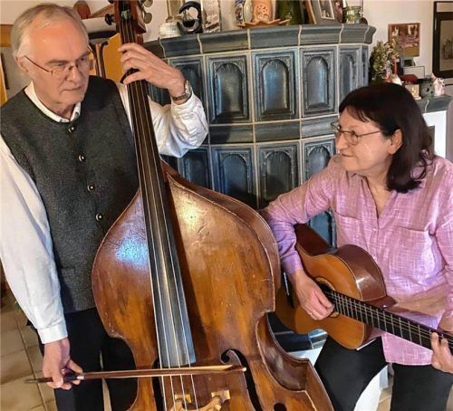 Wenn Leonhard Eisner und seine Frau gemeinsam zu Hause vor dem Kachelofen musizieren, finden sie Entspannung. Foto Kotter