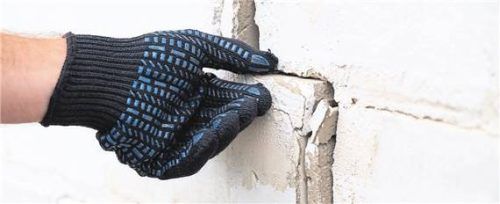 Wenn man beim Bau auf eine fehlerhafte Stelle hinweist, ist damit offiziell die Beseitigung des dahinter stehenden Mangels angezeigt. Foto Smarterpix/VitaliiPetrushenko