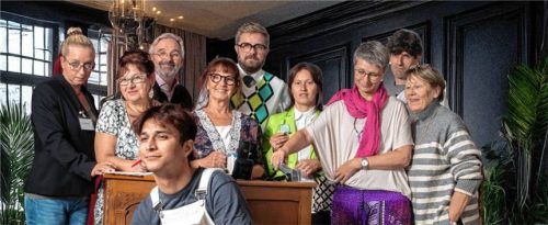 Wenn verschrobene Typen eine Pension eröffnen, ist Chaos vorprogrammiert. Das zeigt die Theatergruppe in der Komödie „Halbpension mit Leiche“. Foto re