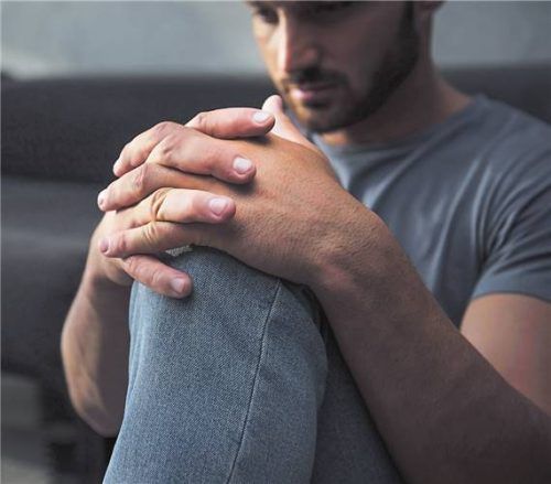 Wer depressiv ist, schließt sich häufig von der Außenwelt ab. Foto Smarterpix/VitalikRadko