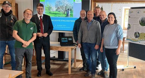 Werben für einen pflegeleichten Biotopverbund: (von links) Alexander Jackl (LPV Mühldorf, Projektleiter Mühldorfs Streuobstträume); Dr. Andreas Zahn (Vorsitzender Bund Naturschutz, Kreisgruppe Mühldorf); Max Heimerl (Landrat und Vorsitzender LPV Mühldorf) Thomas Einwang (Bürgermeister Buchbach und Bürgermeistersprecher); Rainer Greilmeier (Bürgermeister Rattenkirchen); Hilarius Häußler (Biohof Gallenbach); Alfons Mittermeier (Bürgermeister Taufkirchen); Elisabeth Knapp (Geschäftsführerin LPV Mühldorf). Foto Landschaftspflegeverband