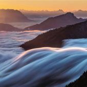 Eine gigantische Nebelwelle ergießt sich in den Chiemgau