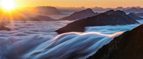 Wie ein großer Strom fließen die Wolken aus den Alpen heraus. Das Foto entstand am Samstag, 8. November, in den Chiemgauer Alpen. Foto Steen