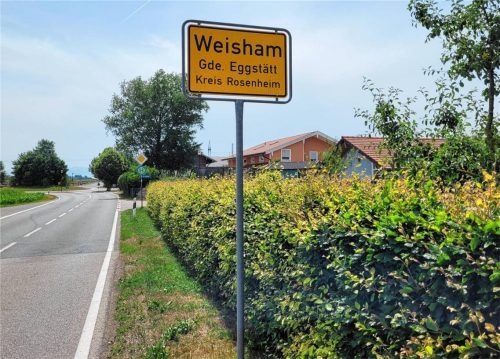 Wie kann man hier Verkehrsteilnehmer gemäßigt einfahren lassen? Dies wurde bei einer Verkehrsschau mit Vertretern der Polizeiinspektion Prien, des Landratsamtes und der Verwaltung besprochen. Foto Kirchner