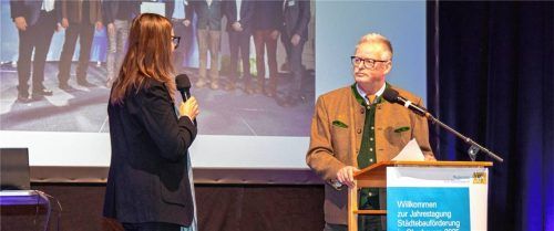 Wie Unterwössen durch die Sanierung und den Umbau des Hallenbads zum Bürgerzentrum „Altes Bad“ und weitere Sanierungsprojekte zum „neuen gesellschaftlichen Herz“ im Ort gefunden hat, erläuterte Bürgermeister Ludwig Entfellner im Gespräch mit Moderatorin Maxi Bötsch von der Regierung von Oberbayern.Foto Effner